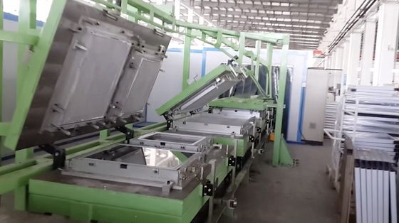 Pleine machine pneumatique de réfrigération de chaîne de production de réfrigérateur/porte de Cabinet